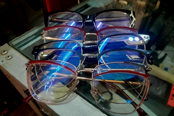 Oumarou cadres lunettes