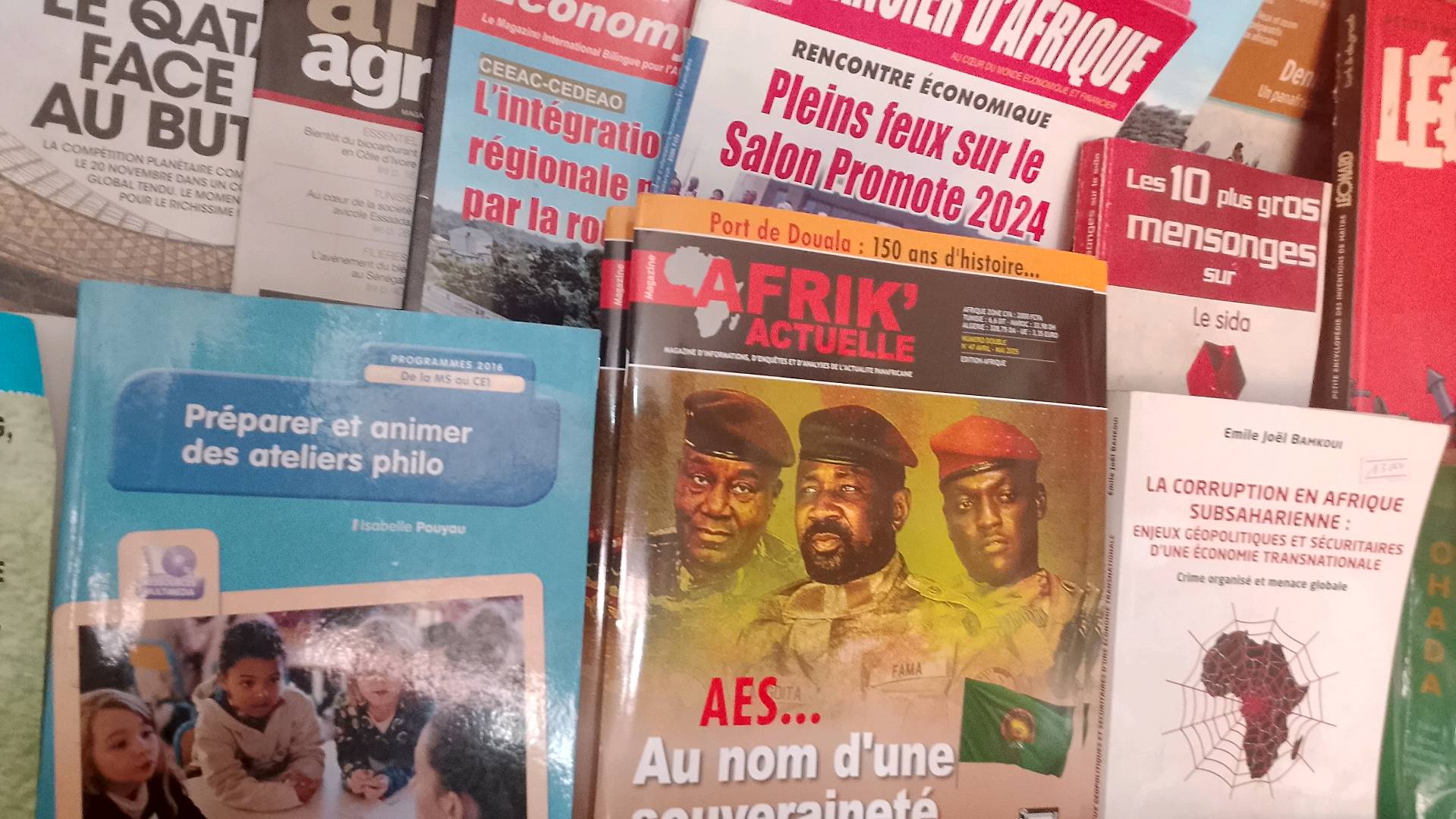 KIOSQUE À JOURNAUX